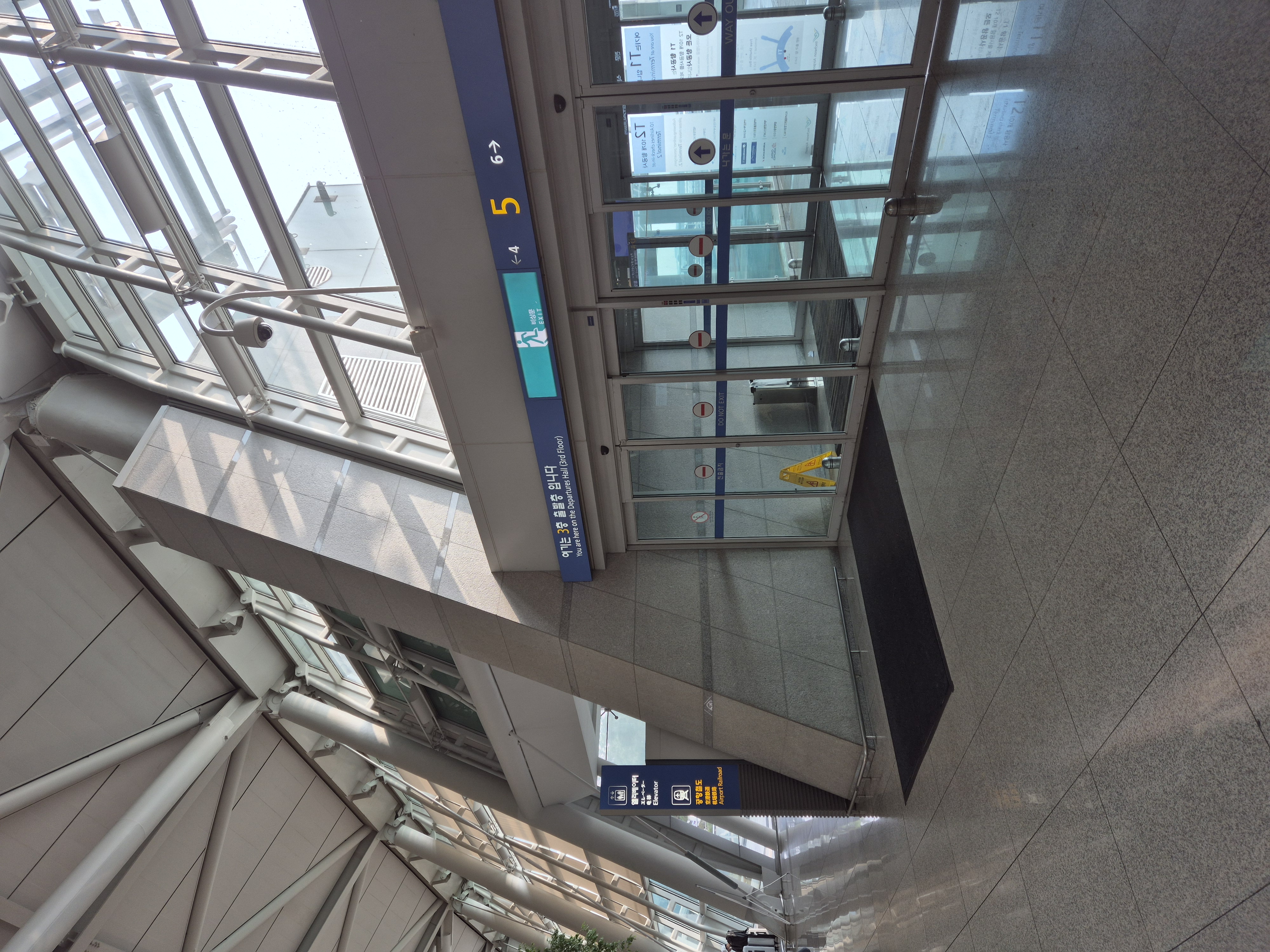 인천공항 1터미널 3층 5번 출입구 엘리베이터 근처 위치 안내 이미지